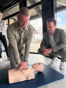 Wie Erste Hilfe funktioniert: Dr. med. Thorsten Dahm schaut Gymnasiallehrer Sebastian Böttchen über die Schulter - (v.r.) © Kreis Paderborn, Diana Ramme